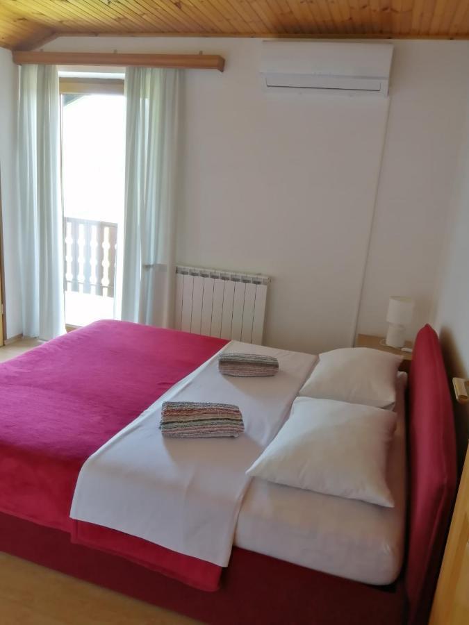 Guesthouse Zafran Smoljanac Exteriör bild